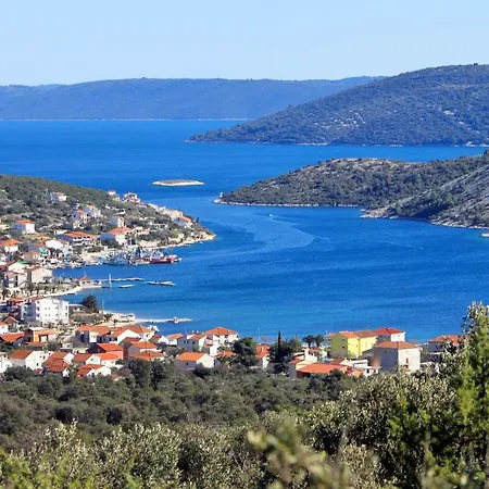 Apartman With A Parking Space Vinisce, Trogir - 18073 Vinišće